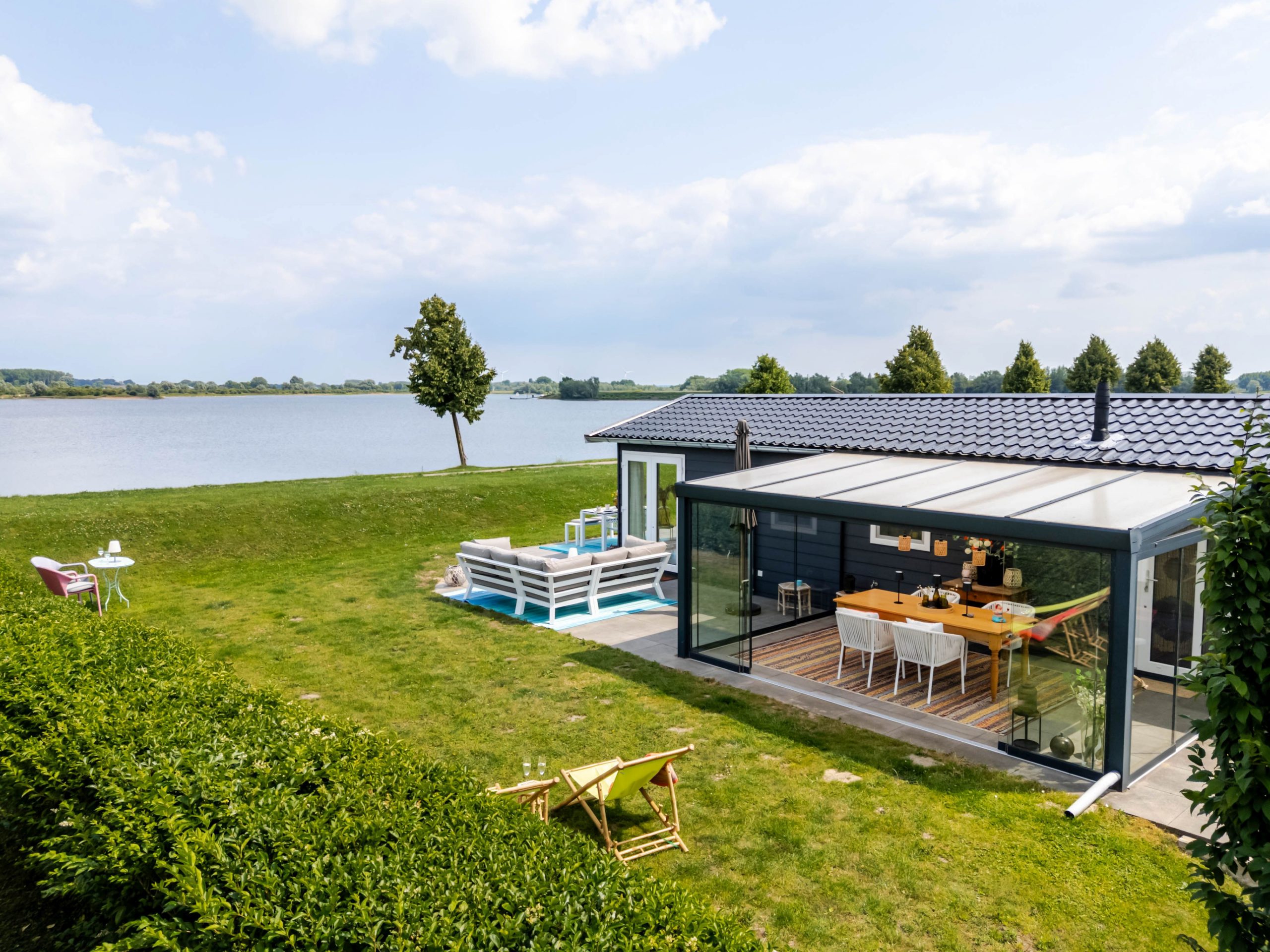 Außenansicht in erster Reihe am See