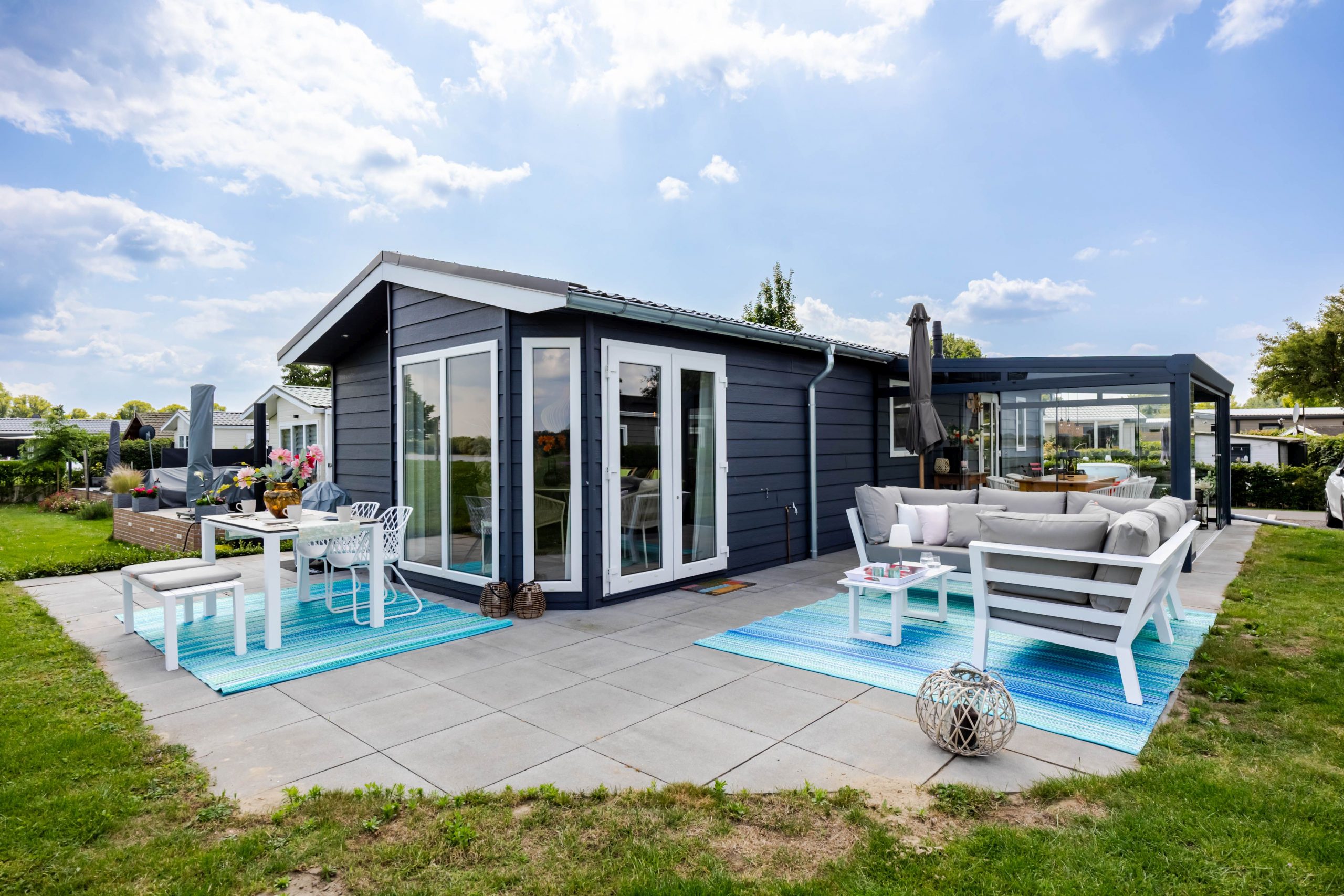 Große Terrasse mit Sitzlounge, BBQ, Esstisch, Wintergarten und Garten