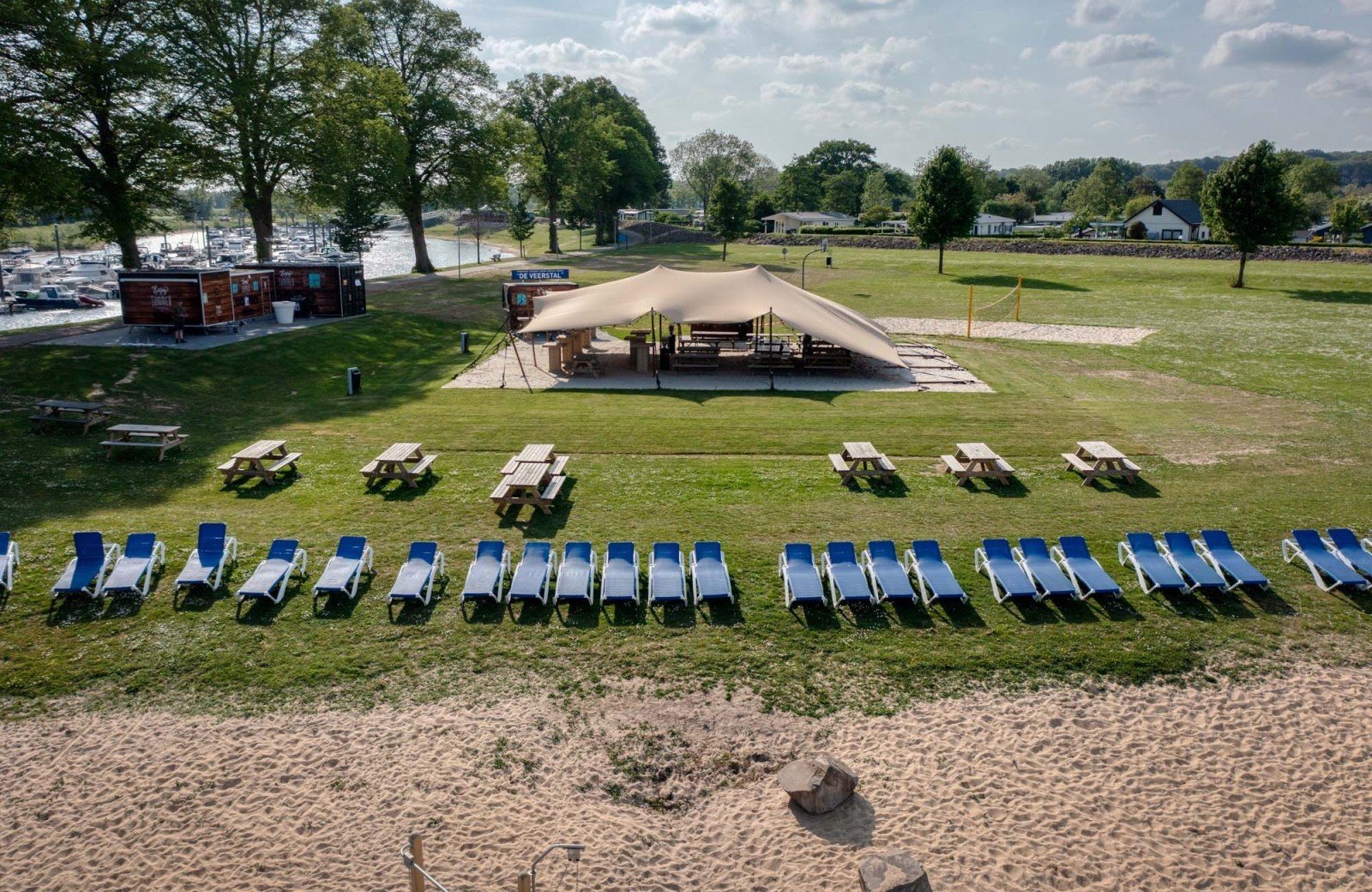 Strand mit Strandbar am Rhederlaag direkt bei der Strandperle