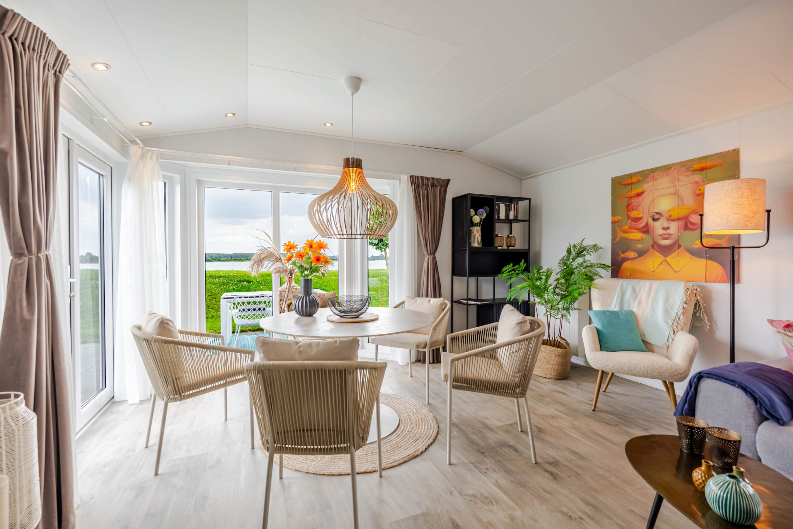 Wohn- und Esszimmer mit Seeblick