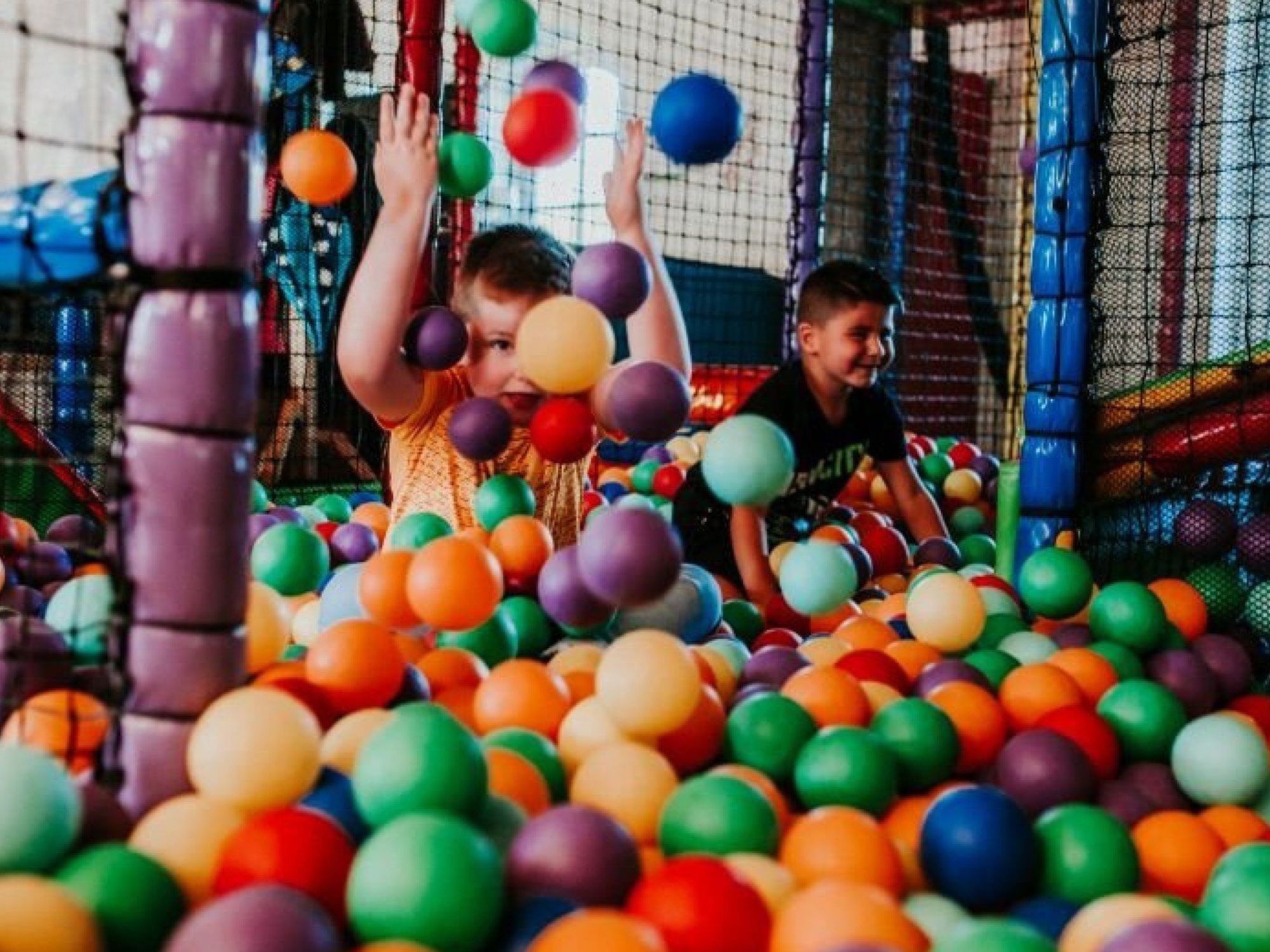Kinder im Bällebad des Indoor-Spielplatzes im Ferienpark