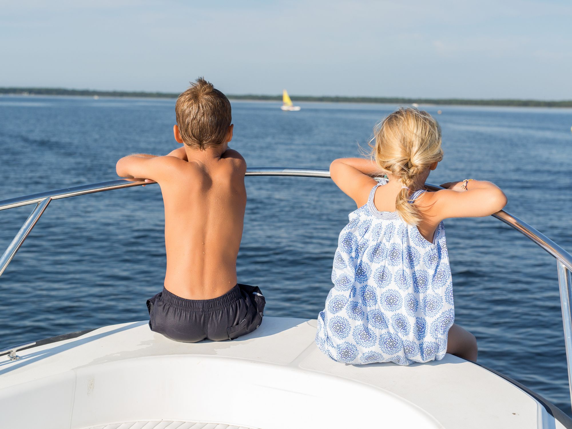 Kinder auf einem Boot auf dem Rhederlaag