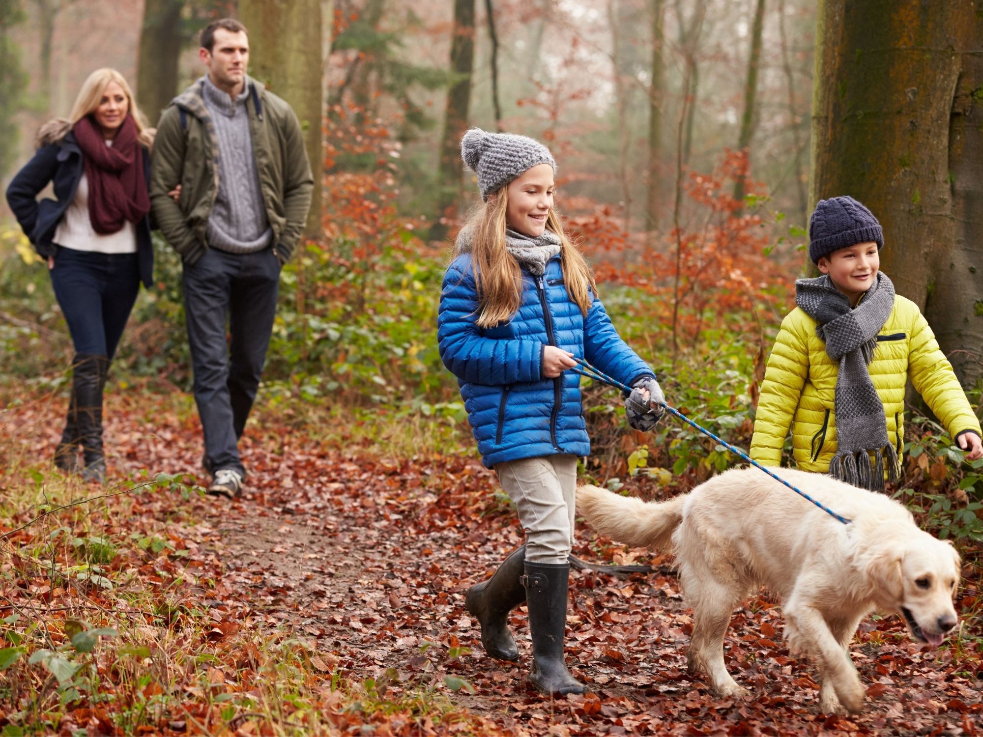 Familie bei einem Herbstspaziergang (KI-generiertes Bild)